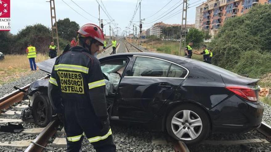 accidente en la avenida francia Un vehículo se salió de un paso elevado en la avenida Francia y se precipitó a la vía del tren desde una altura de cuatro metros. La circulación ferroviaria fue cortada desde cerca de las 12.30 a las 14 horas f siab/nacho brotons/ACF