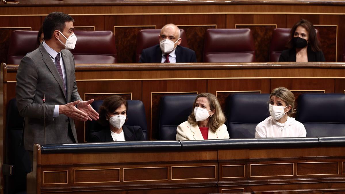 El presidente del Gobierno, Pedro Sánchez, interviene durante una sesión de control al Gobierno, a 14 de abril de 2021, en el Congreso de los Diputados, Madrid, (España). Durante el pleno, el Gobierno dará cuenta de los datos y gestiones realizadas durant