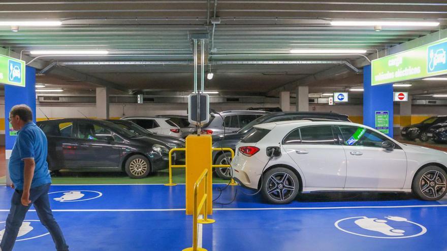 Punto de recarga de vehículos eléctricos en el Centro Comercial Arousa.
