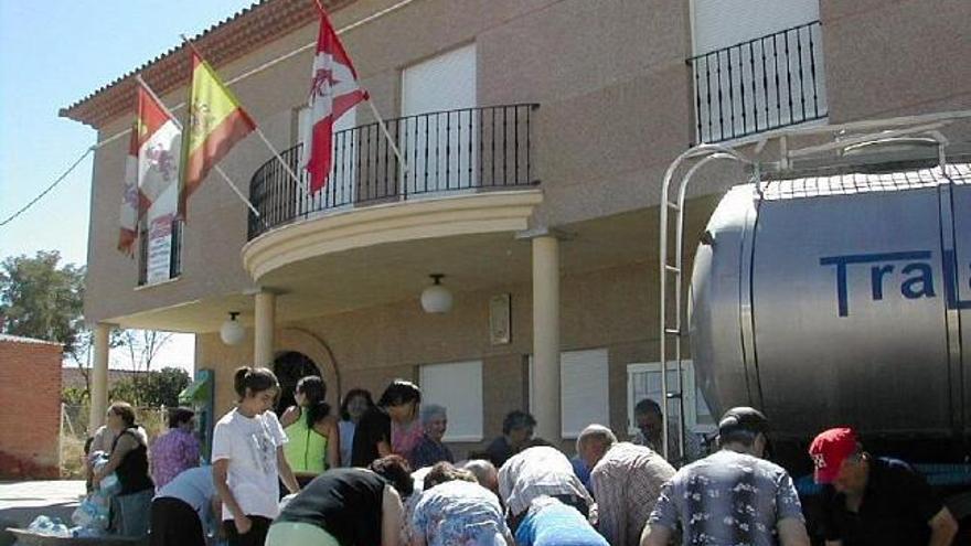 Recogida de agua de un camión cisterna durante el pasado verano.