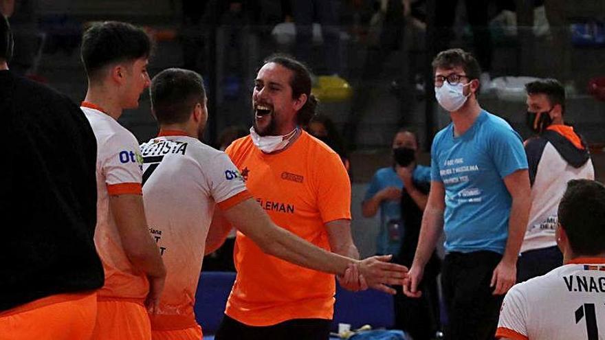 Pablo Díaz Navarro celebra con sus jugadores el ascenso