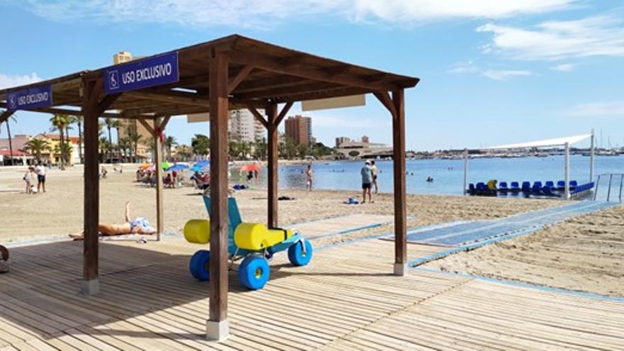 La playa Barnuevo de Santiago de la Ribera es una de las que disponen de zonas de baño adaptadas