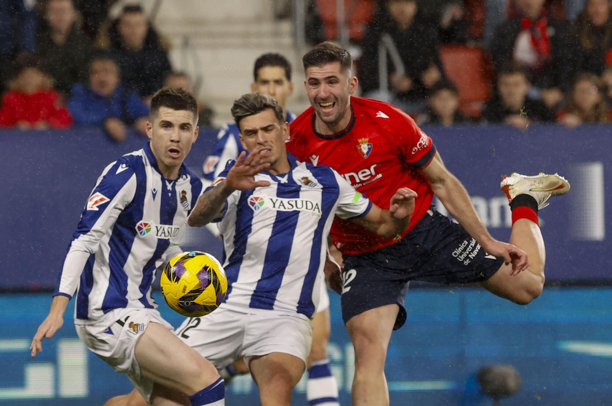 PAMPLONA, 02/02/2025.- El defensa de Osasuna, Jesús Areso (d), tras rematar ante los defensores de la Real Sociedad durante el encuentro correspondiente a la jornada 22 de Laliga EA Sports que disputan hoy domingo Osasuna y Real Sociedad en el estadio El Sadar de Pamplona. EFE / Villar López.