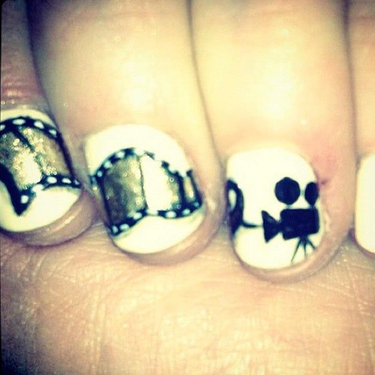 Zooey Deschanel es una fanática del nail art y si instagram está lleno de creaciones