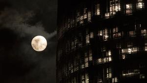 Impresionantes imágenes de la superluna de nieve. En la foto, la superluna vista desde Barcelona.