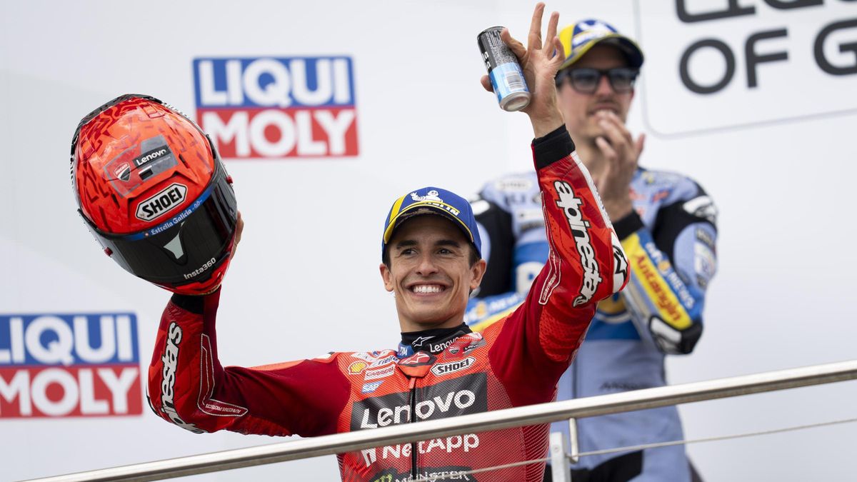 Marc Márquez, con su hermano Àlex detrás, celebra, en el podio de Alemania, el triunfo del domingo.