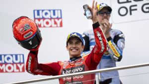 Marc Márquez, con su hermano Àlex detrás, celebra, en el podio de Alemania, el triunfo del domingo.