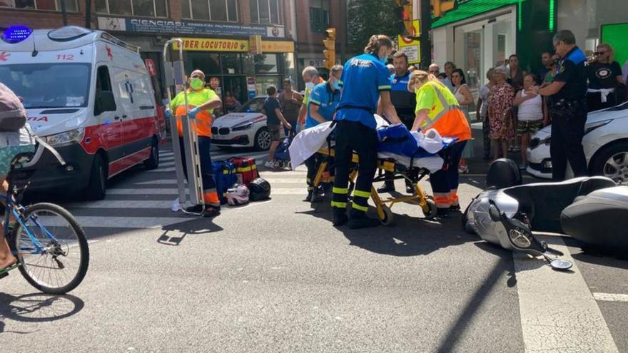 Heridos dos motoristas en la calle Manuel Llaneza tras ser arrollados por un coche