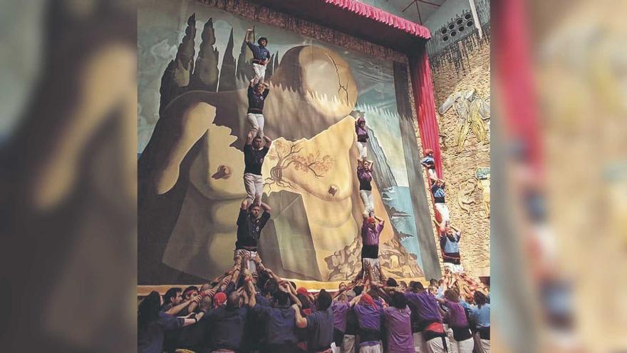 Tres colles castelleres fan un pilar simultani sota la cúpula del Museu Dalí