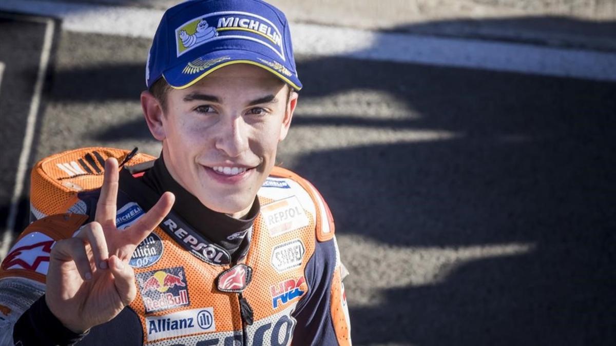 Marc Márquez (Honda), siempre sonriente, celebra la 'pole' lograda hoy en Cheste (Valencia).