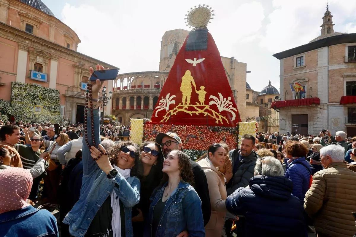 El día después de la Ofrenda es uno de los mejores para ver el manto de la Virgen e iniciar la jornada fallera.