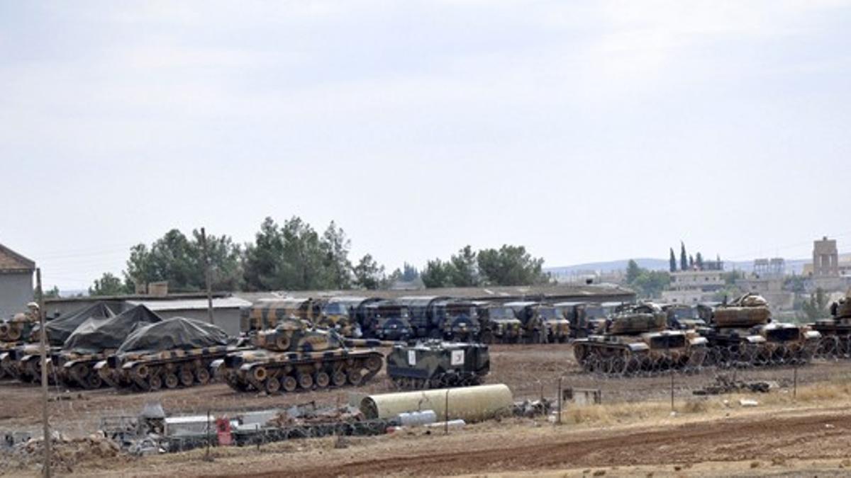 Tanques turcos en la base militar de Suruc, en Sanliurfa, este sábado.