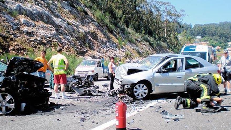 Cuatro heridos graves en una colisión múltiple en el corredor de O Morrazo