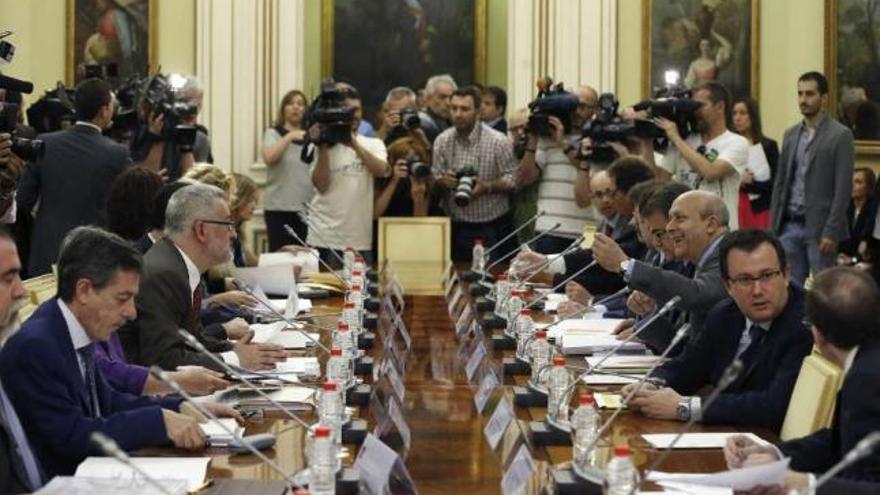 Reunión entre el ministro Wert y representantes de Educación de las comunidades. / efe