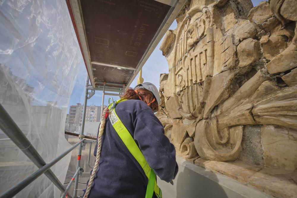 Restauració de l''escut de la façana del Teatre-Mus