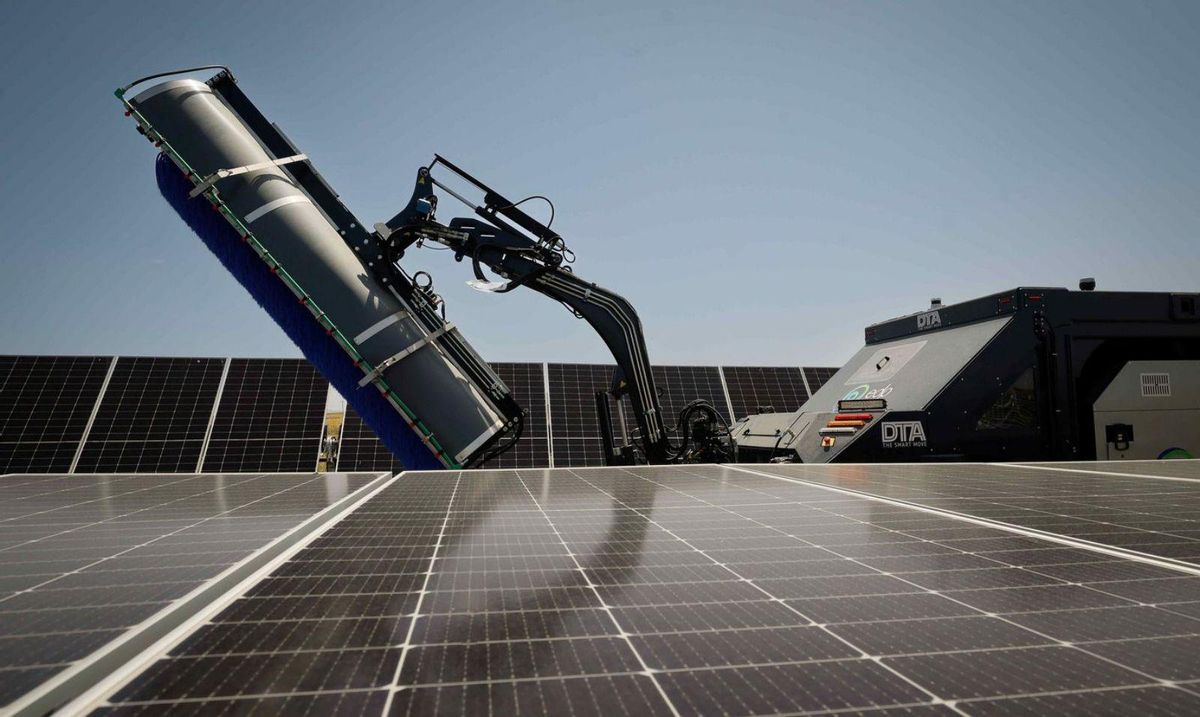 El robot limpiador de paneles solares desarrollado por EDP.