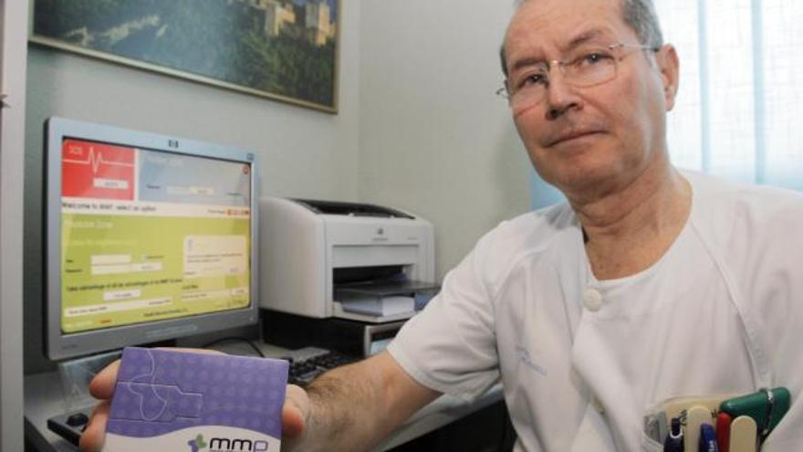 El doctor José Albaladejo, jefe clínico de Medicina Interna del Rosell, mostrando la tarjeta MMP, ayer en el hospital