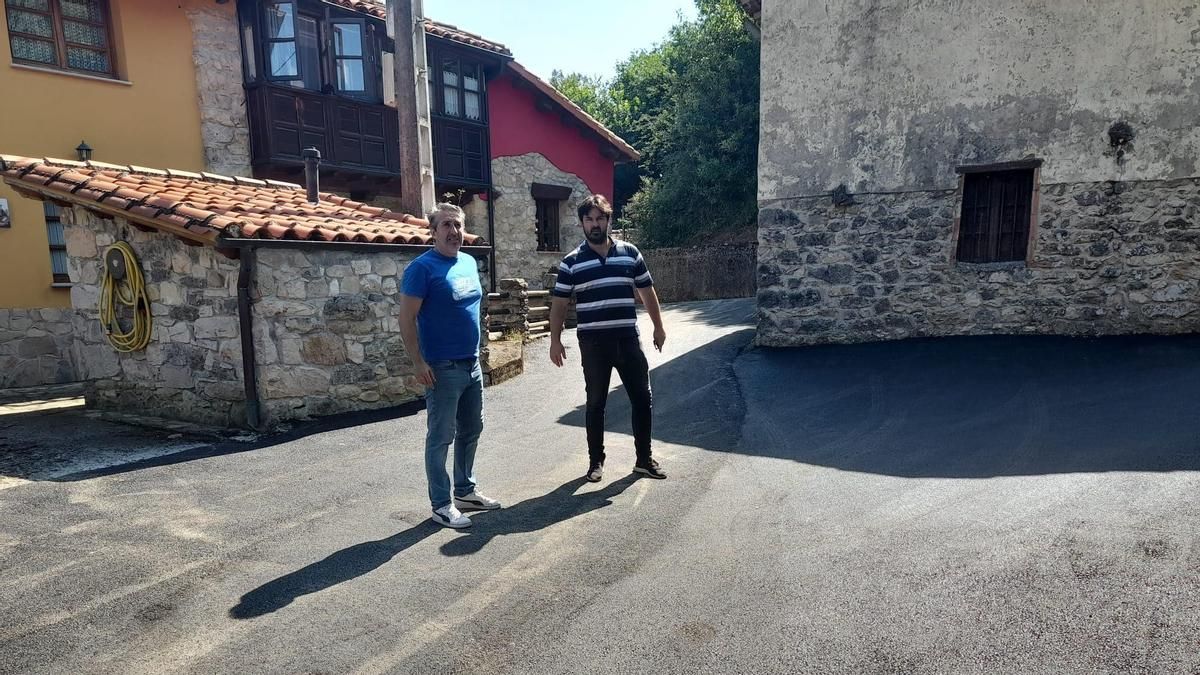 Por la izquierda, el concejal José Ramón Amor y el alcalde llanisco, Enrique Riestra, en Ardisana.