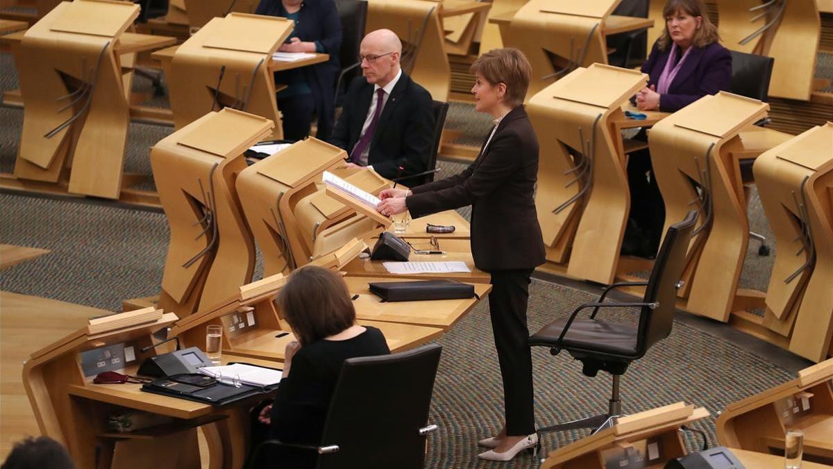 La ministra principal de Escocia, Nicola Sturgeon, durante el anuncio del nuevo confinamiento en el Parlamento de Edimburgo.