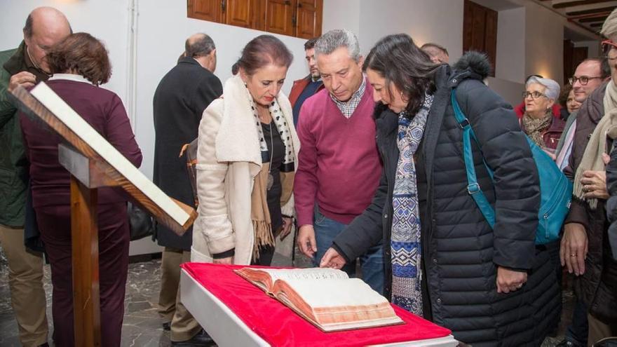 Los vecinos de Caravaca pudieron ver cómo ha quedado el libro restaurado.