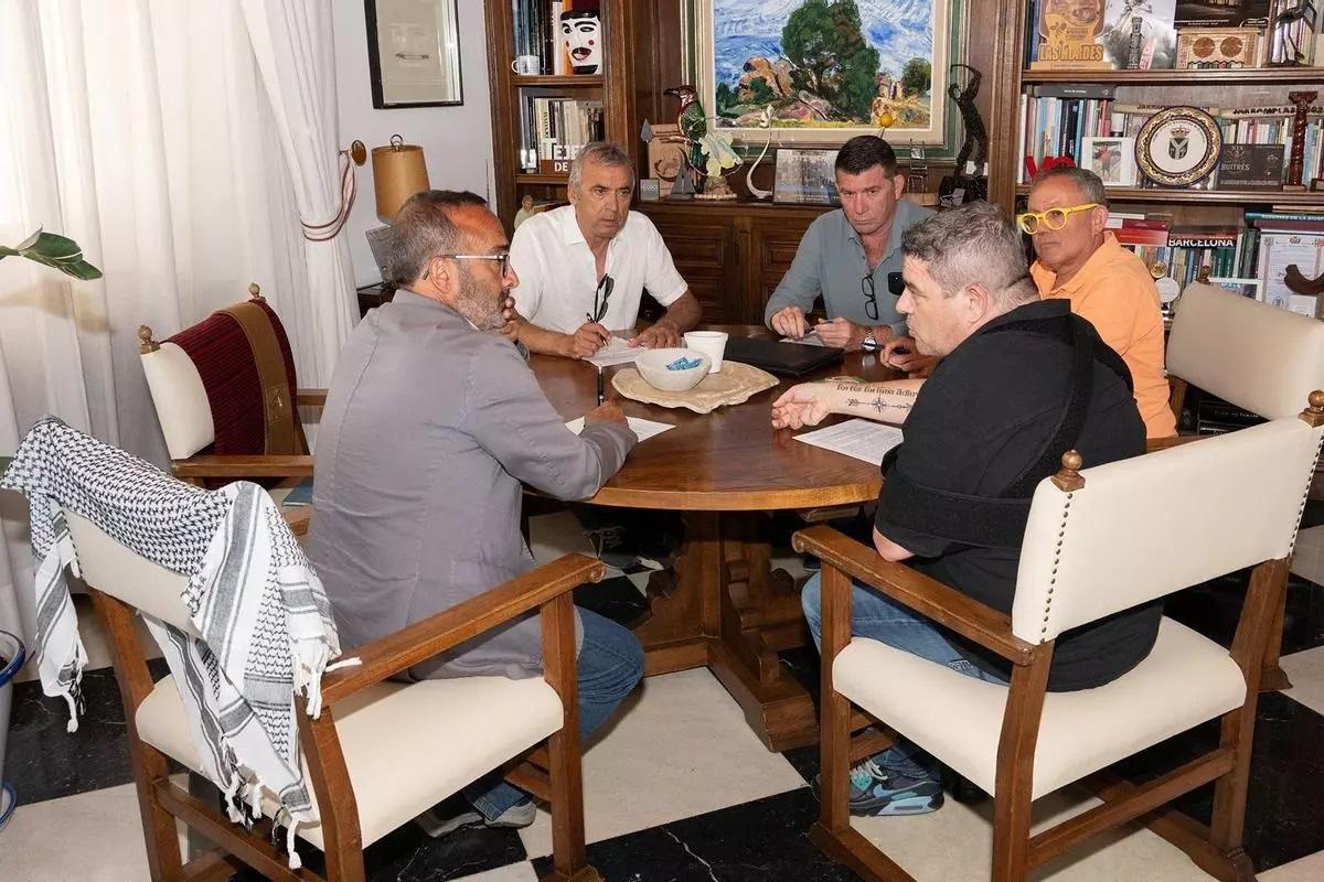 Representantes de las autoescuelas de Cáceres, durante la reunión con el presidente de la Diputación Provincial, Miguel Ángel Morales, el pasado mes.
