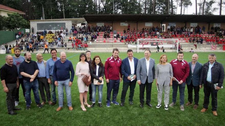 Carmela Silva, junto a Jesús Otero, concejales y representantes del club de fútbol cruceño, ayer, en O Camballón. // Bernabé/Luismy