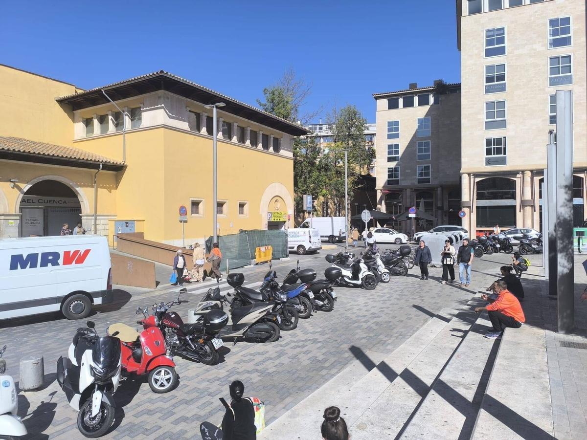 Motocicletas mal aparcadas en la Plaza del Comtat Rosselló y el Passatge d'Eduardo Bonnín.