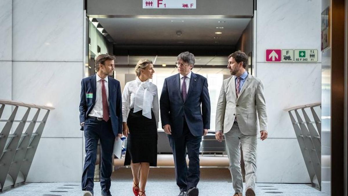 Jaume Asens, Yolanda Díaz, Carles Puigdemont y Toni Comín, antes de su reunión en Bruselas.
