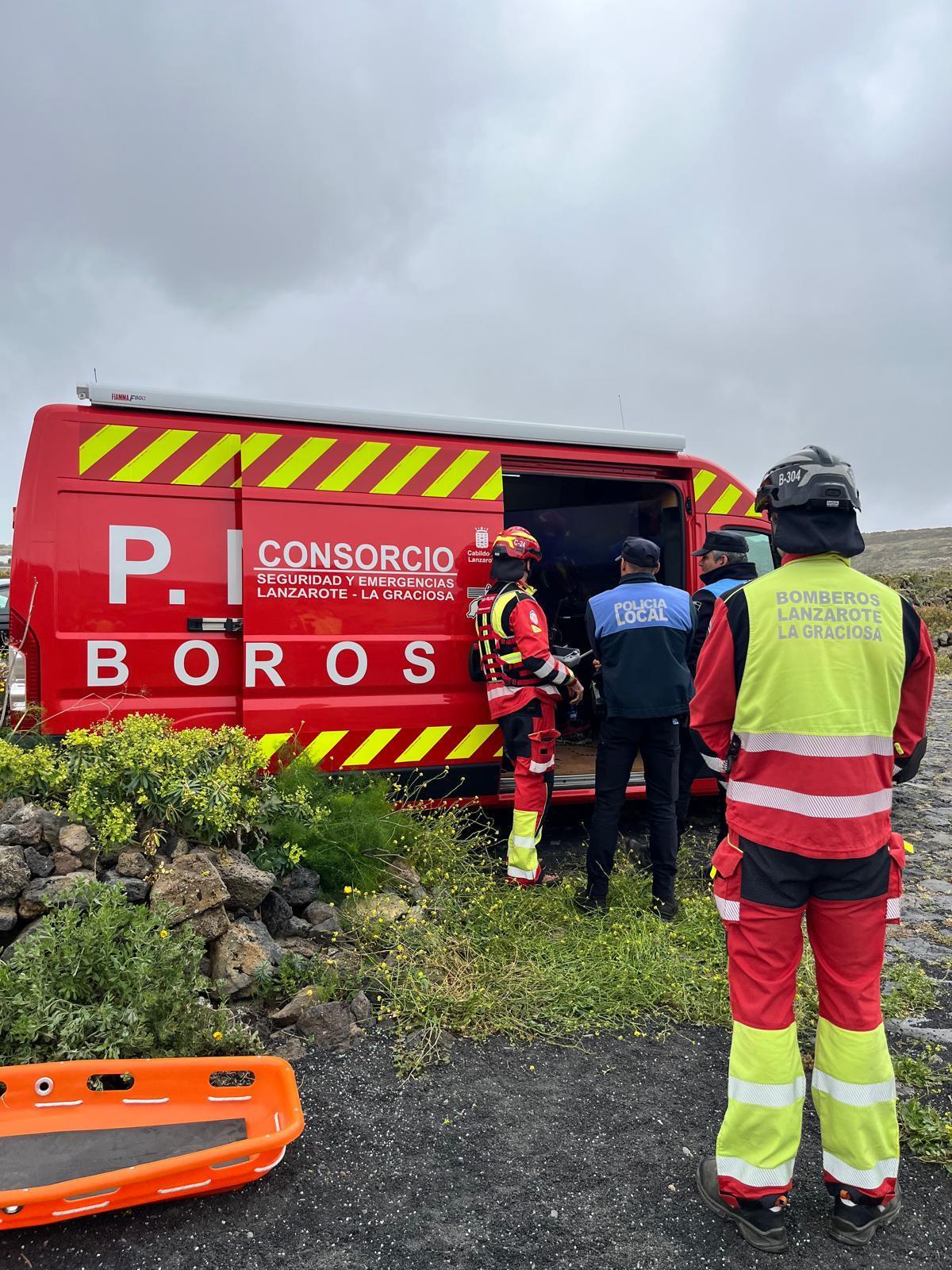 Efectivos de la Policía Local de Haría y bomberos del Consorcio de Seguridad y Emergencias de Lanzarote, ayer, durante la búsqueda del hombre en la zona de Ye, en el norte de Lanzarote