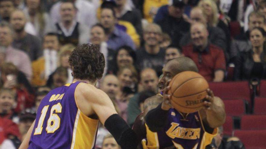 Bryant y Gasol vuelven a salvar a los Lakers y siguen octavos