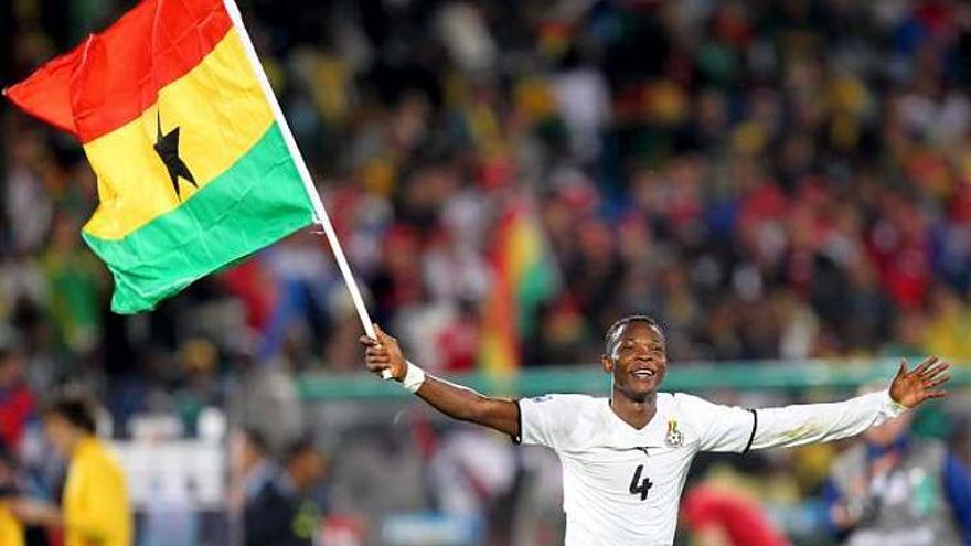 Un jugador de Ghana con la bandera de su país.