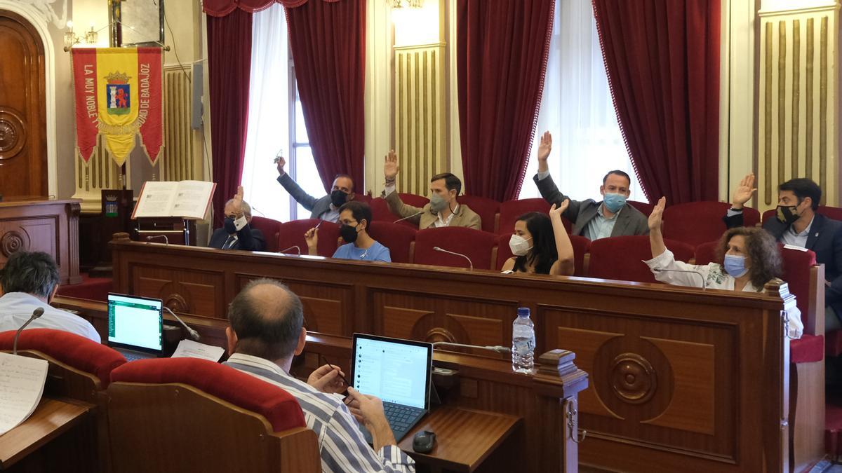 Las modificaciones presupuestarias salieron adelante con el voto del PP, Ciudadanos y Vélez.