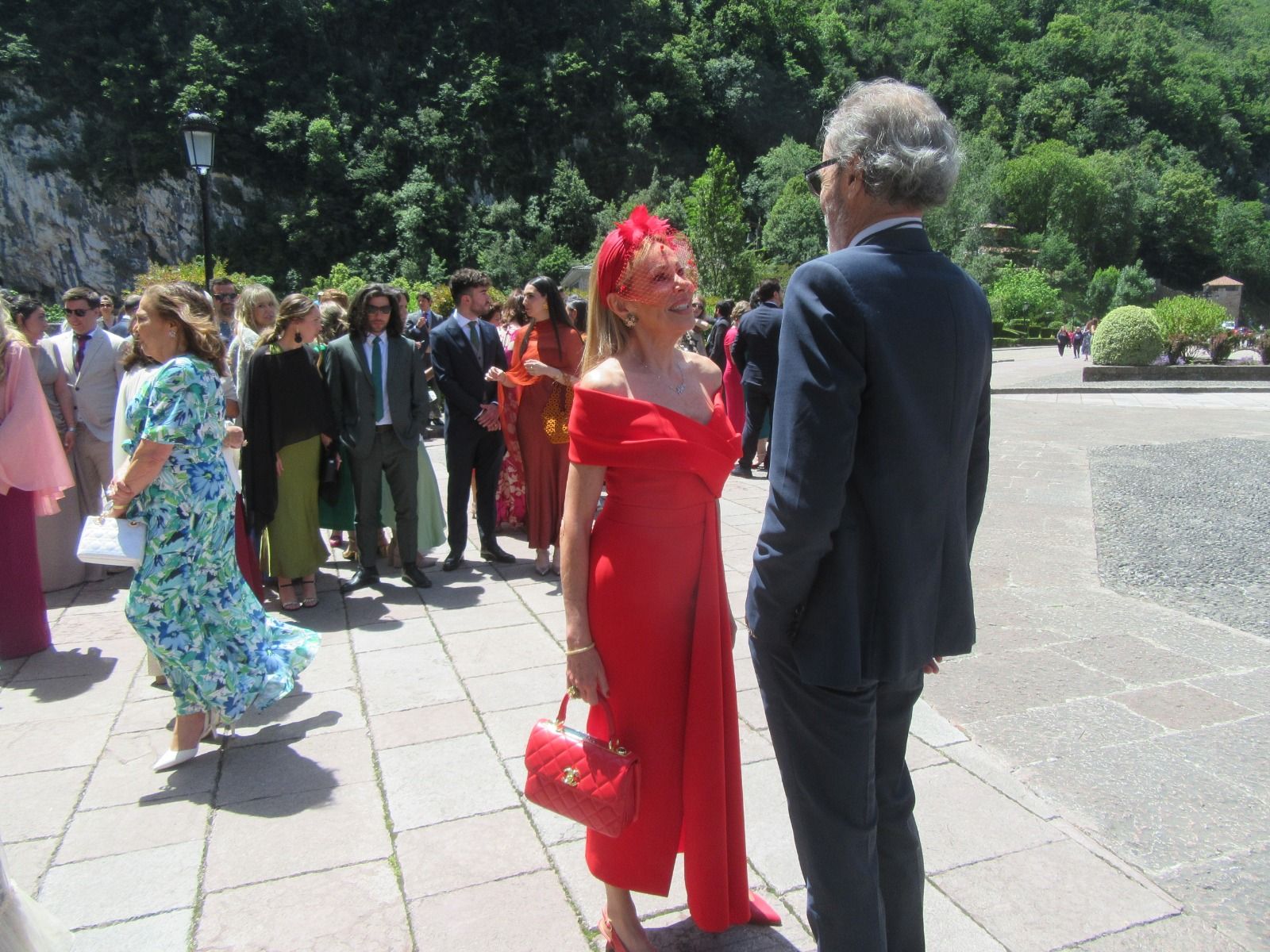 Ana Obregón arrasa en la boda asturianada de su sobrino con una canguesa