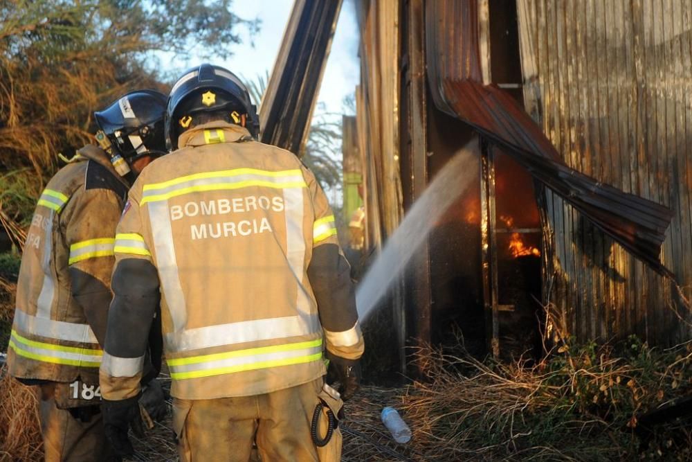 Arde una tienda de neumáticos en Murcia