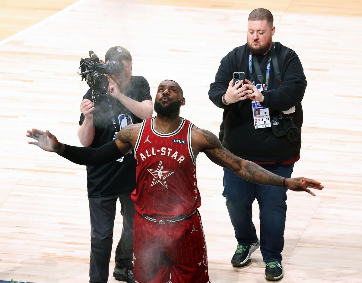 Indianapolis (United States), 19/02/2024.- Western Conference Allstar forward LeBron James (C) uses baby powder on his hands before the start of the 73rd NBA All-Star Game at Gainbridge Fieldhouse in Indianapolis, Indiana, USA, 18 February 2024. (Baloncesto) EFE/EPA/BRIAN SPURLOCK SHUTTERSTOCK OUT. SHUTTERSTOCK OUT
