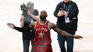 Indianapolis (United States), 19/02/2024.- Western Conference Allstar forward LeBron James (C) uses baby powder on his hands before the start of the 73rd NBA All-Star Game at Gainbridge Fieldhouse in Indianapolis, Indiana, USA, 18 February 2024. (Baloncesto) EFE/EPA/BRIAN SPURLOCK SHUTTERSTOCK OUT. SHUTTERSTOCK OUT