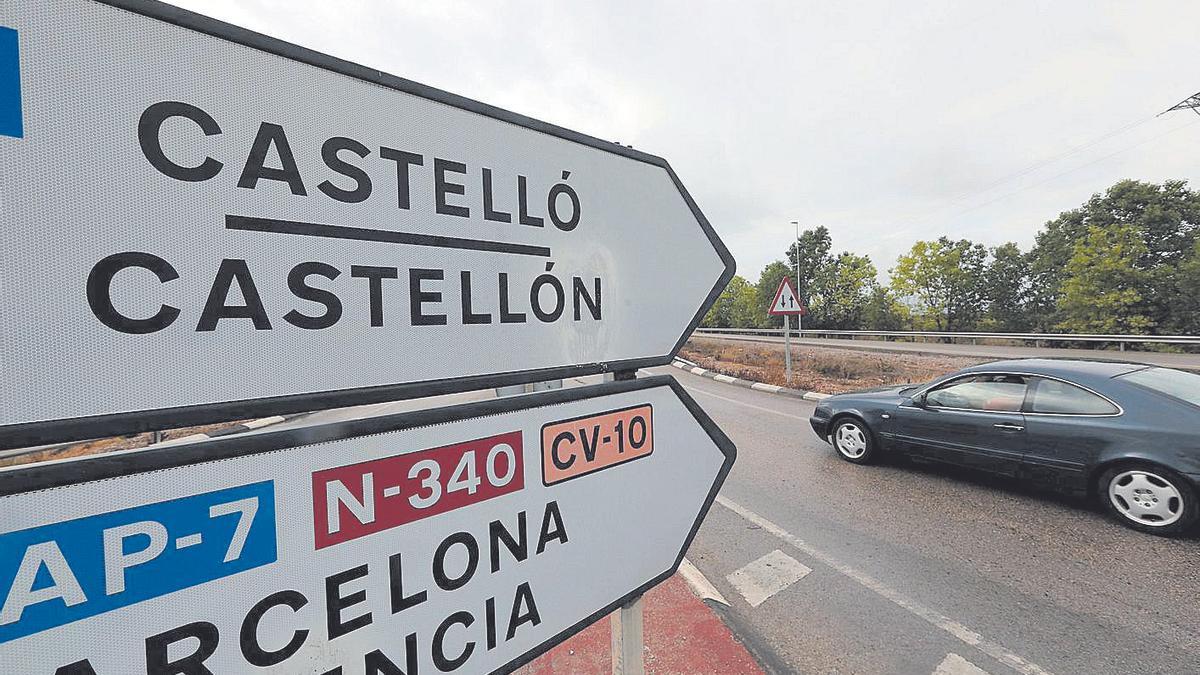 Señalética con los nombres de Castelló y de Castellón.