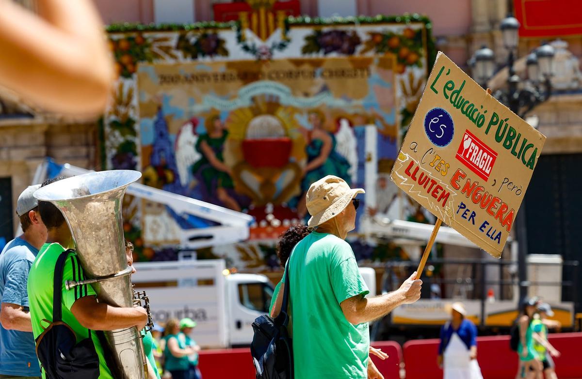 Docentes en huelga y organizadores de la fiesta del Corpus conviven en la plaza de la Virgen