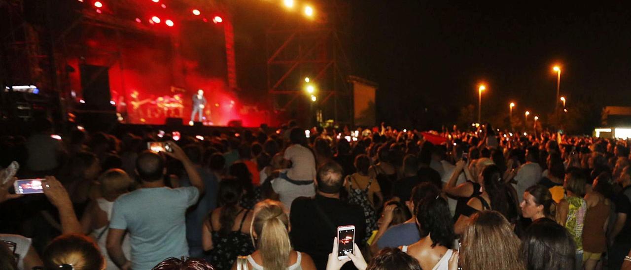 El escenario para conciertos que se ha instalado los últimos años en la UMH, en una imagen correspondiente a las fiestas de 2018. | ANTONIO AMORÓS