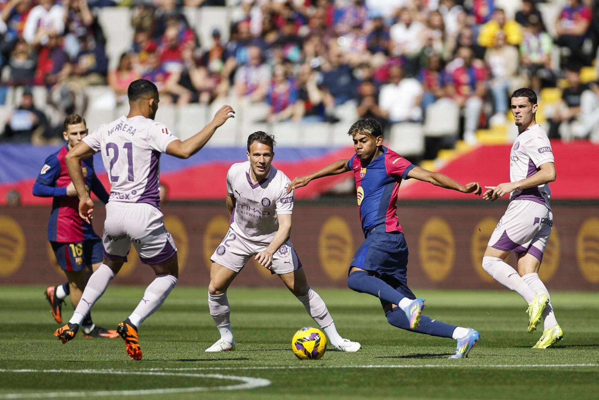 ***CORRECTS BY LINE*** FC Barcelona's Lamine Yamal (2R) vies for the ball against Girona's Arthur Ramos (C) during LaLiga Primera Division match between FC Barcelona and Girona at Lluis Companys in Barcelona, Catalonia, Spain, 30 March 2025. EFE/ Alberto Estevez