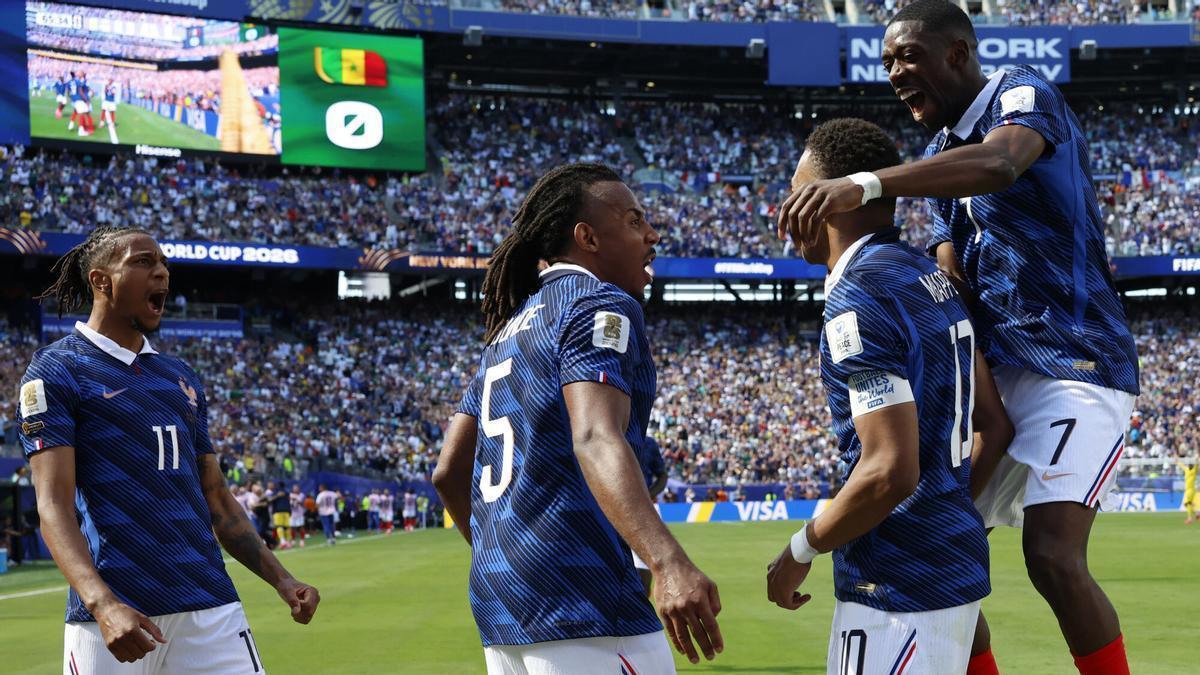 Olise, Kounde, Mbappe y Dembele celenbran un gol ante Senegal