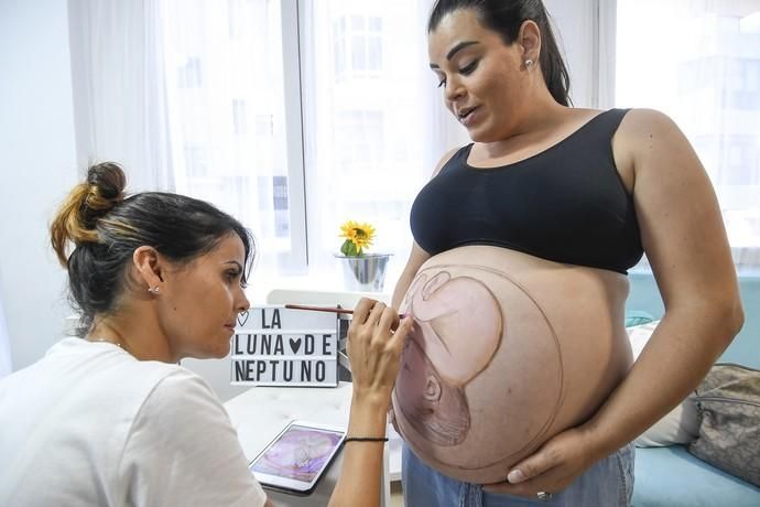 21-06-19 TELDE. SEDE LA LUNA DE NEPTUNO. LAS PALMAS DE GRAN CANARIA. Reportaje a una artista que pinta barrigas de embarazada. Fotos: Juan Castro.  | 21/06/2019 | Fotógrafo: Juan Carlos Castro