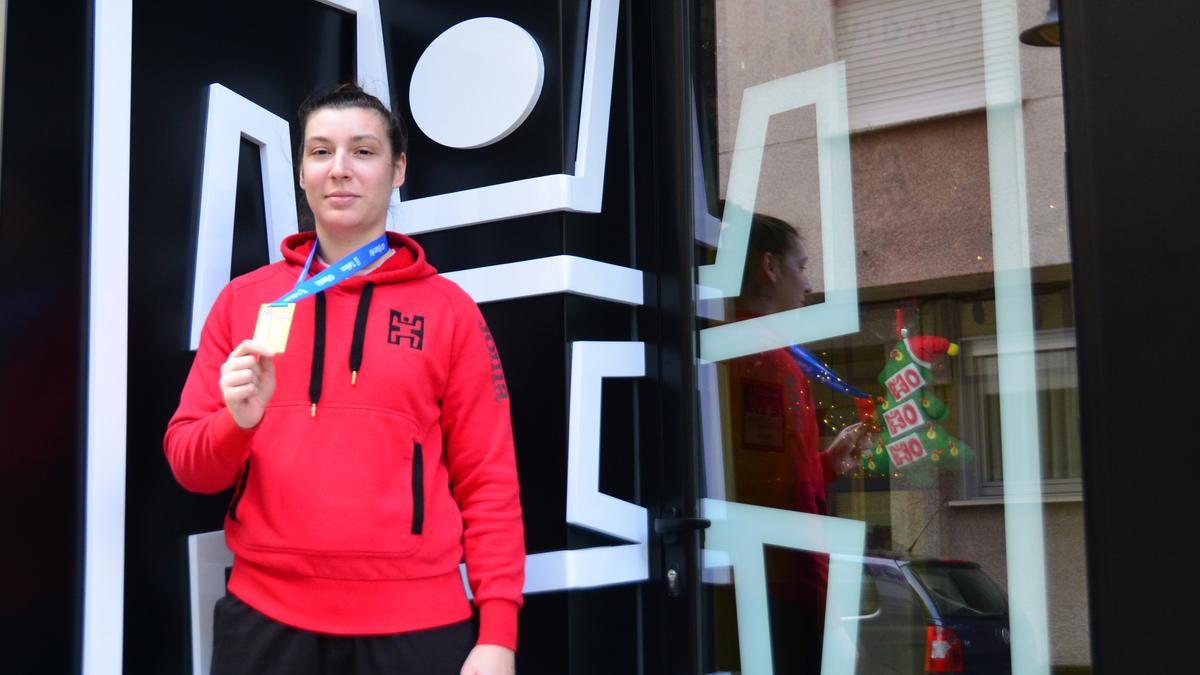 Tania Castiñeira, con una de sus medallas, a la puerta del Club Hebe, su equipo.