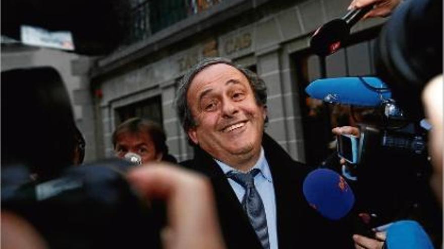 Michel Platini somriu, resignat, després de conèixer la decisió del TAS a Lausana.