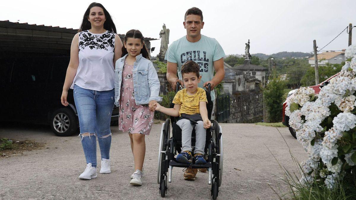 El pequeño Aleix, de 5 años, con sus padres, Mar y Gonzalo, y su hermana, Carolina.