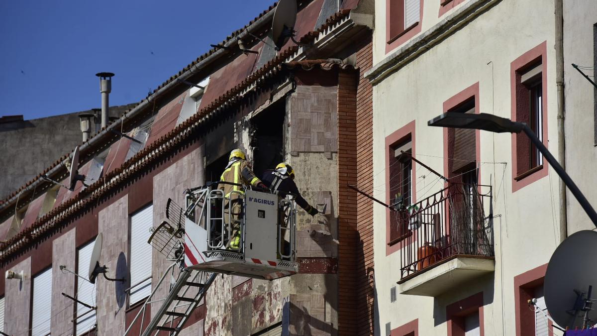 Bombers treballant a l'edifici del carrer Remei de Dalt el 19 d'abril