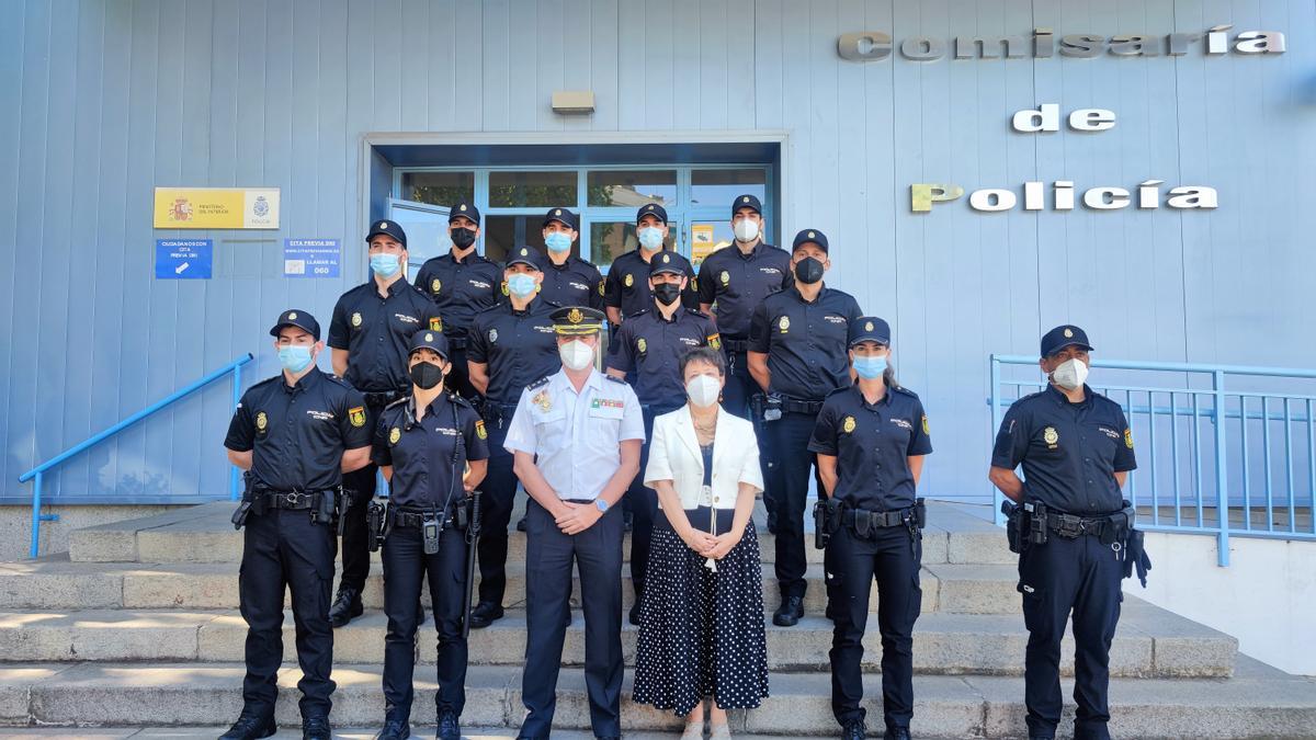 Los 12 nuevos agentes de la Policía Nacional que se han incorporado este jueves a la Comisaría de Córdoba.