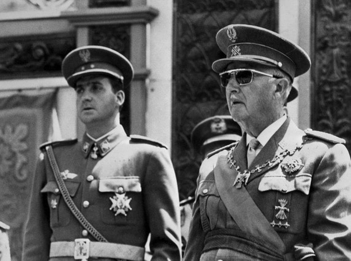 El rey Juan Carlos y Francisco Franco, en 1956, en Madrid.