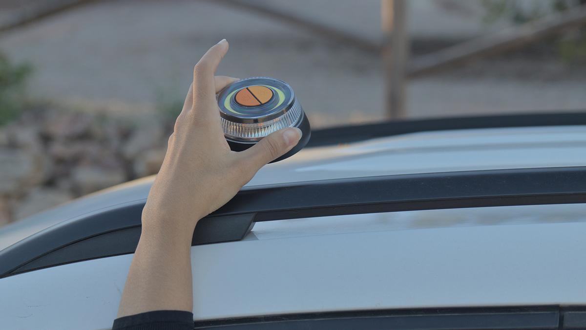 La multa por colocar la baliza v-16 en el capó en una avería ya es una realidad: la pone en el lugar correcto pero recibe una sanción de casi 100 euros