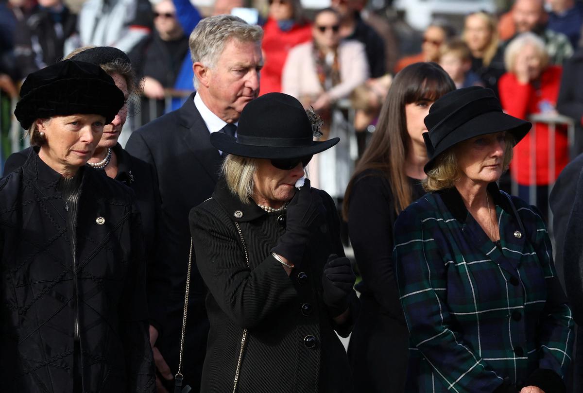 Muestras de dolor de los ciudadanos escoceses al paso del coche fúnebre de la reina Isabel II.